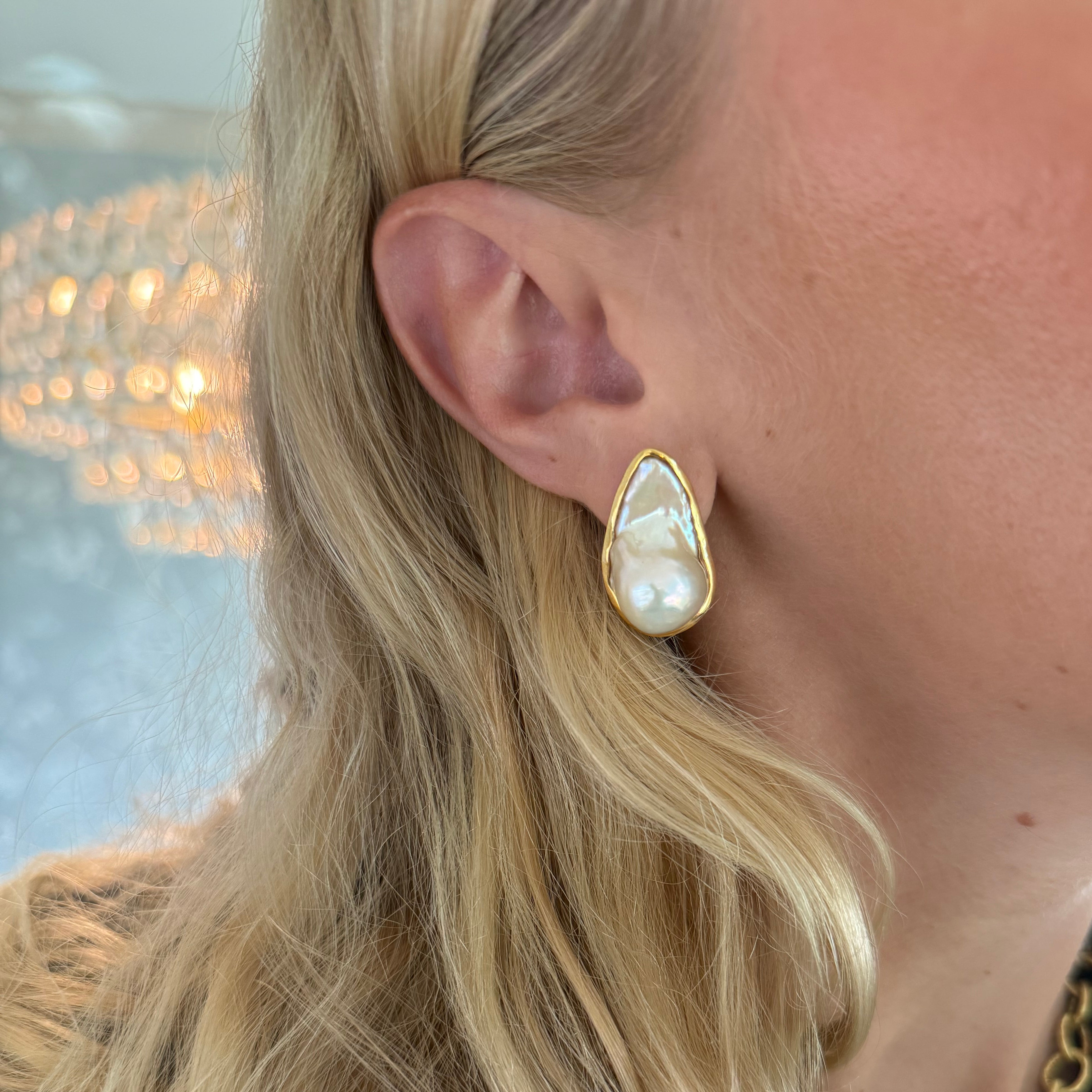 Ikecho Pearl Omega Back Earrings