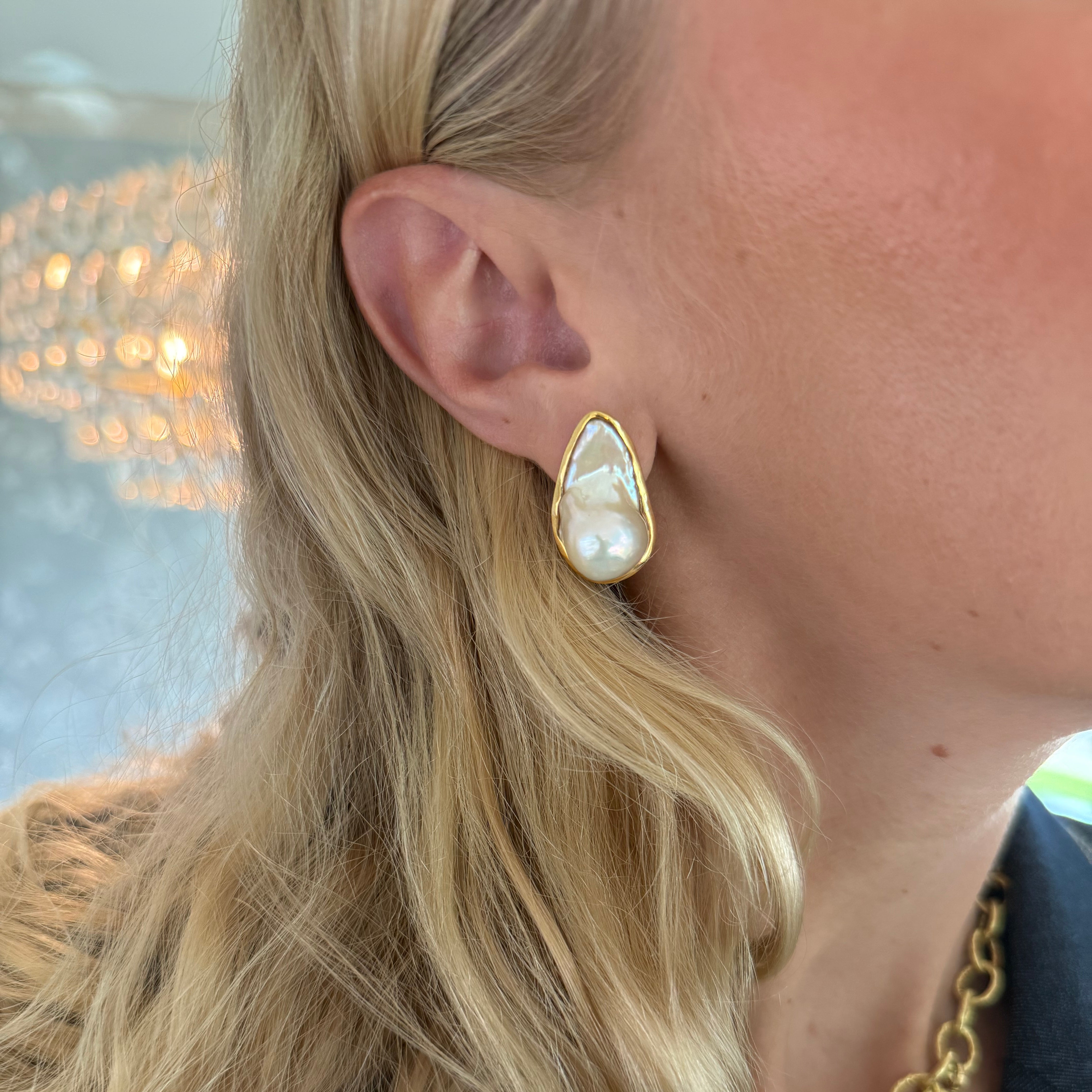 Ikecho Pearl Omega Back Earrings